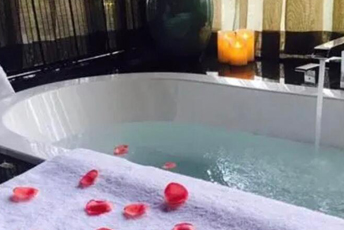 长沙水疗池中的失重冥想：当身体学会漂浮